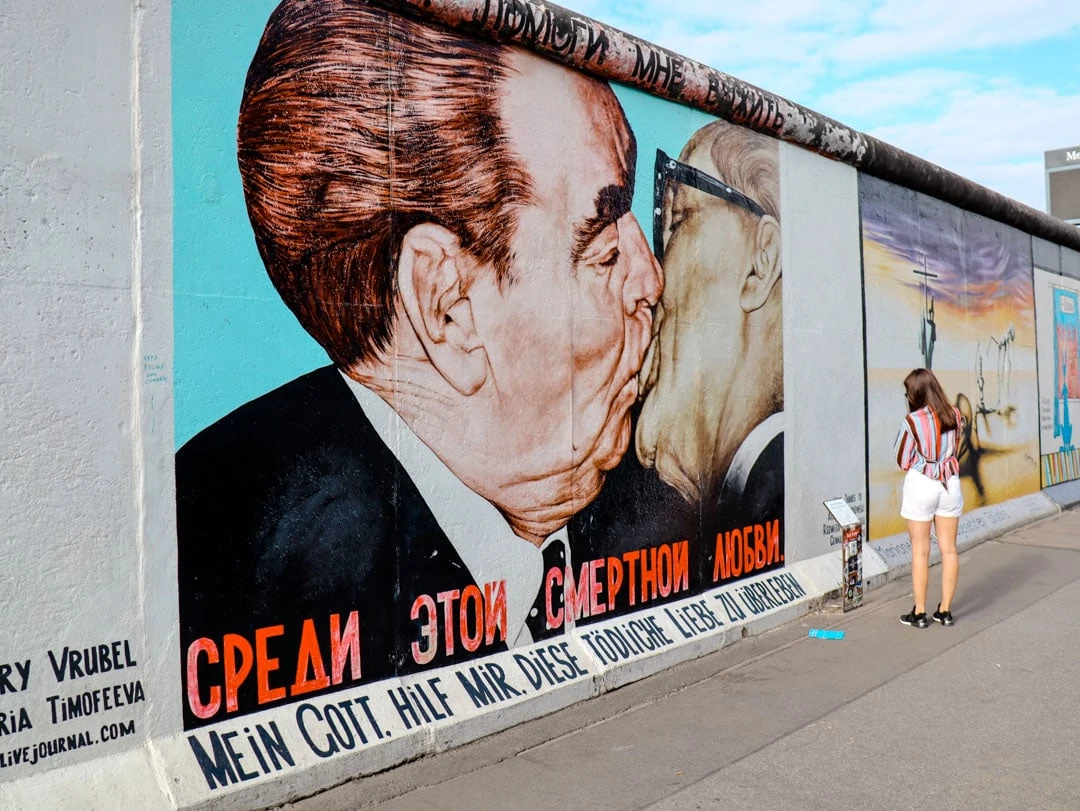 malerei the famous kiss an der east side gallery in berlin malerei the famous kiss an der east side gallery in berlin