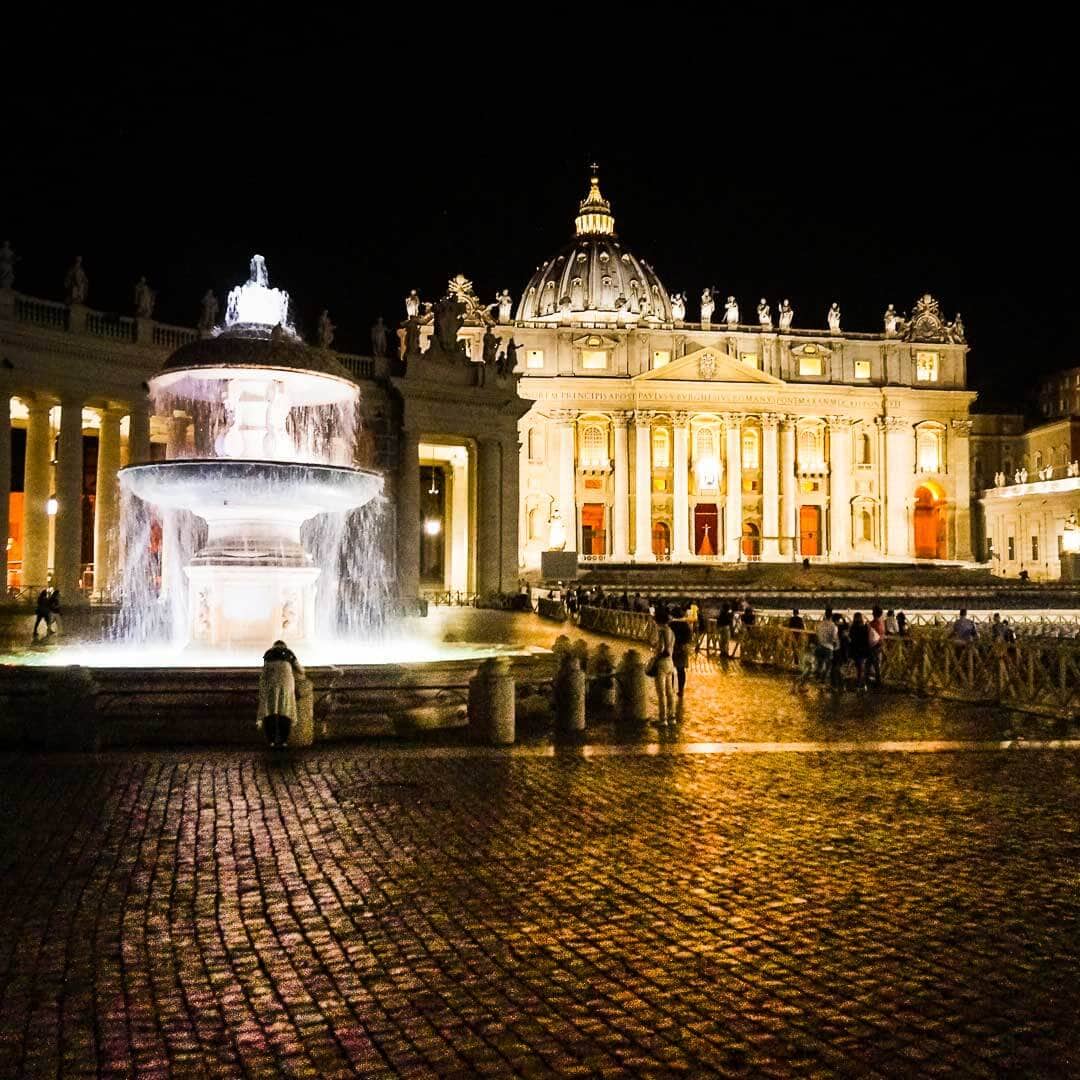 rom vatikan petersplatz nacht