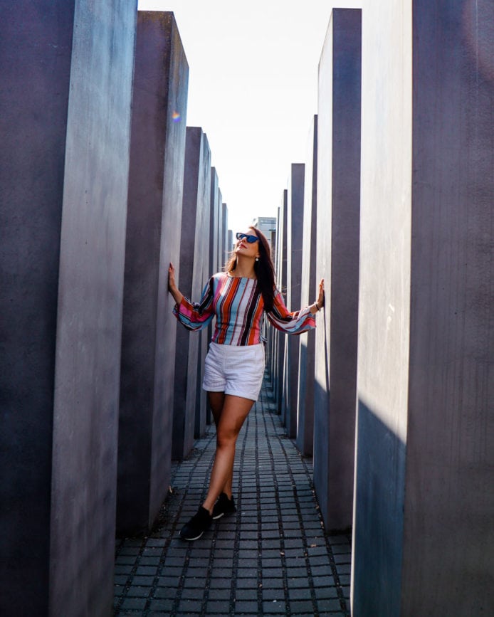 zwischen den betonbloecken des holocaust denkmahls berlin sehenswuerdigkeiten