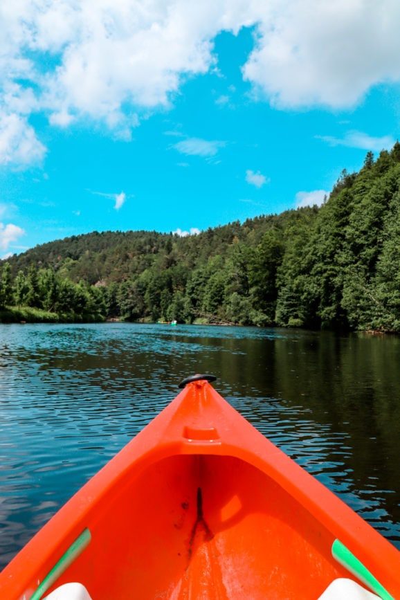 kanu fahren auf dem schwarzen regen