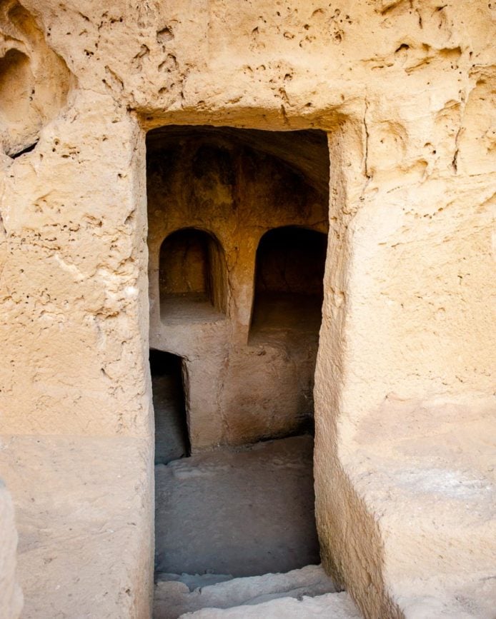 koenigsgraeber von nea paphos grabkammer