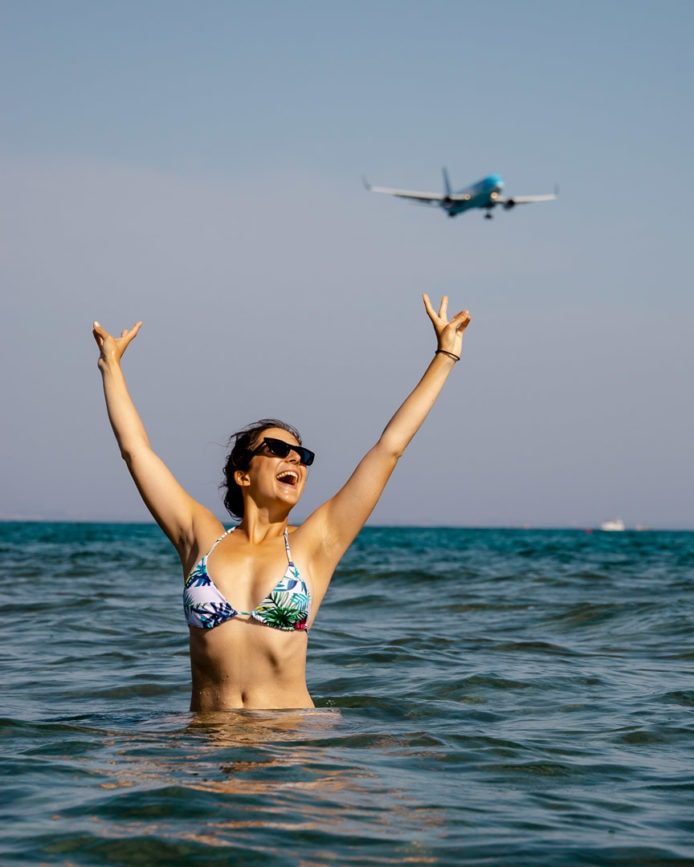 larnaka mackenzie beach flugzeug
