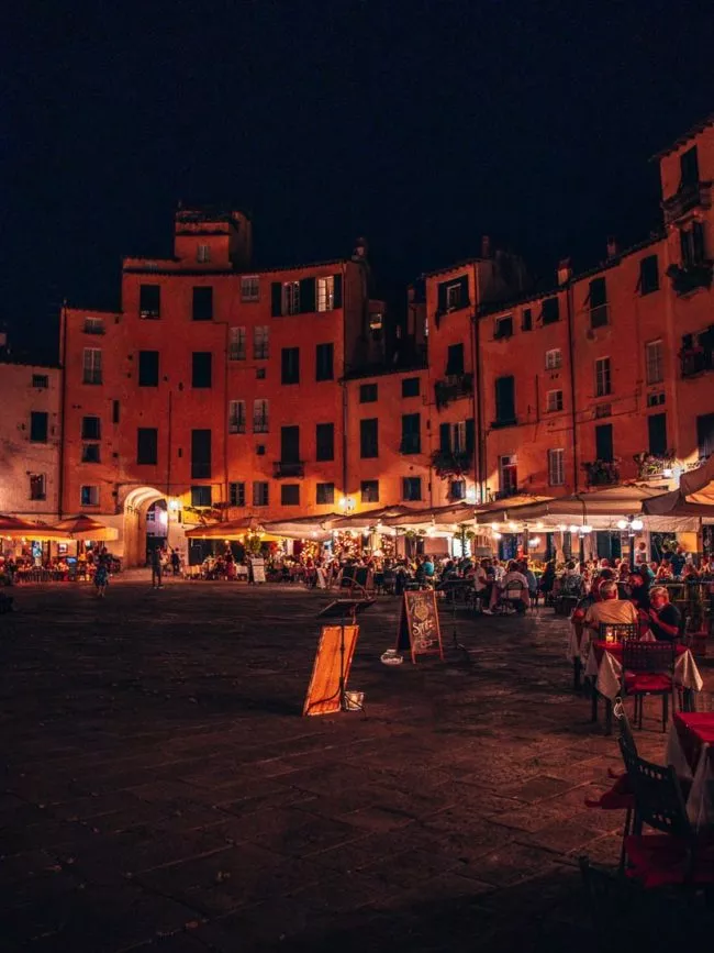 Piazza dell'Anfiteatro nacht Lucca
