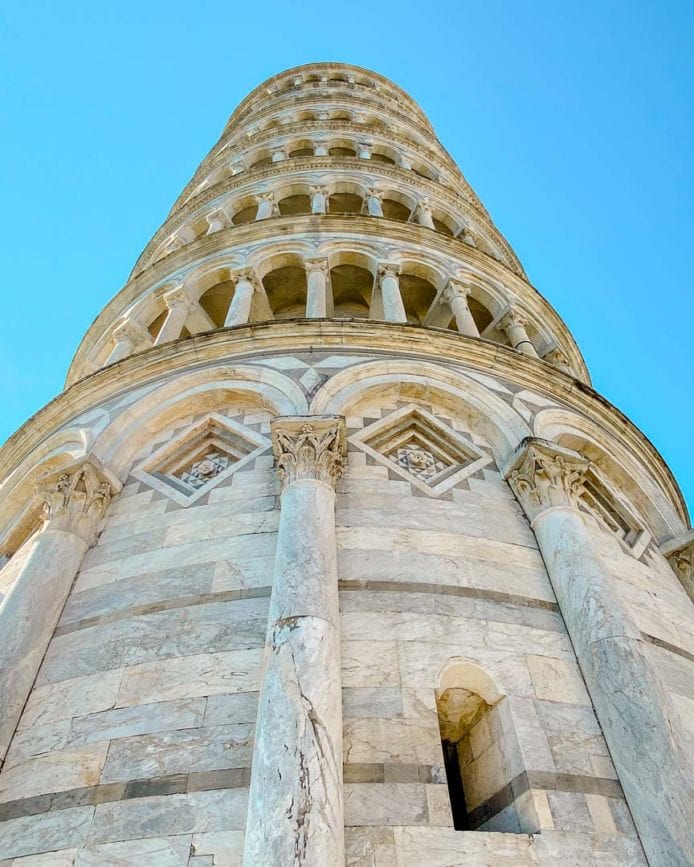 Schiefer Turm von Pisa von unten