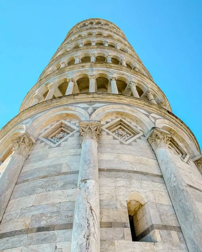 schiefer turm von pisa von unten