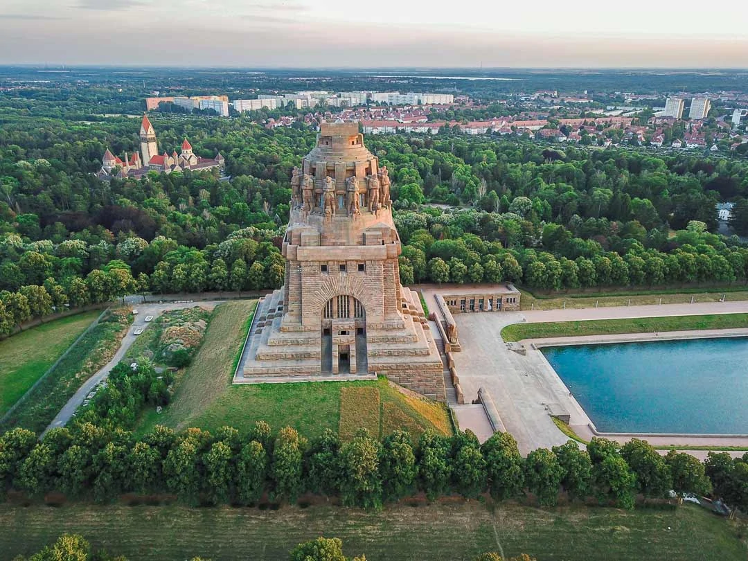 Völkerschlachtdenkmal Seite Architektur Sehenswürdigkeiten Kultur Back Packer org leipzig.travel
