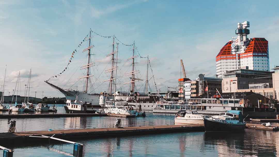 goeteborg hafen barken viking Lilla Bommen, ein Teil des Hafens, ist das Zuhause des Barken Viking, dem größten Segelschiff das jemals in Skandinavien gebaut wurde.