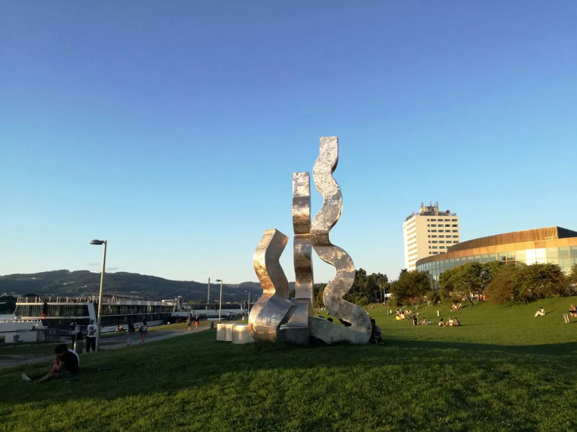 linz brucknerhaus und donaulaende