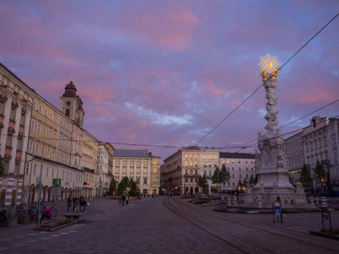linz hauptplatz daemmerung