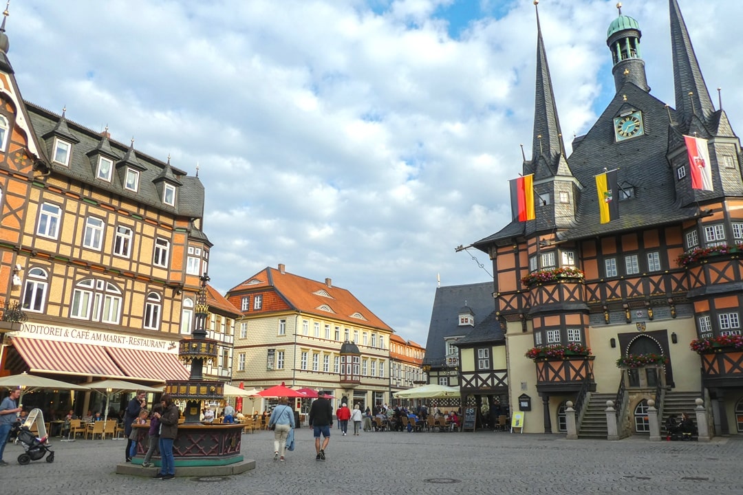 Marktplatz mit Woltäterbrunnen