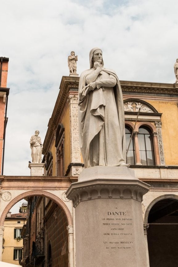 verona Piazza dei Signori dante statue