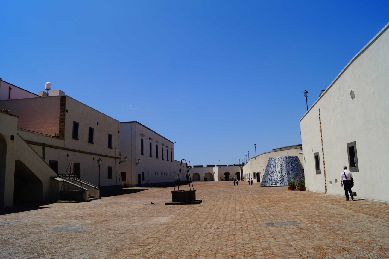 Neapel Castel Sant Elmo Innenhof