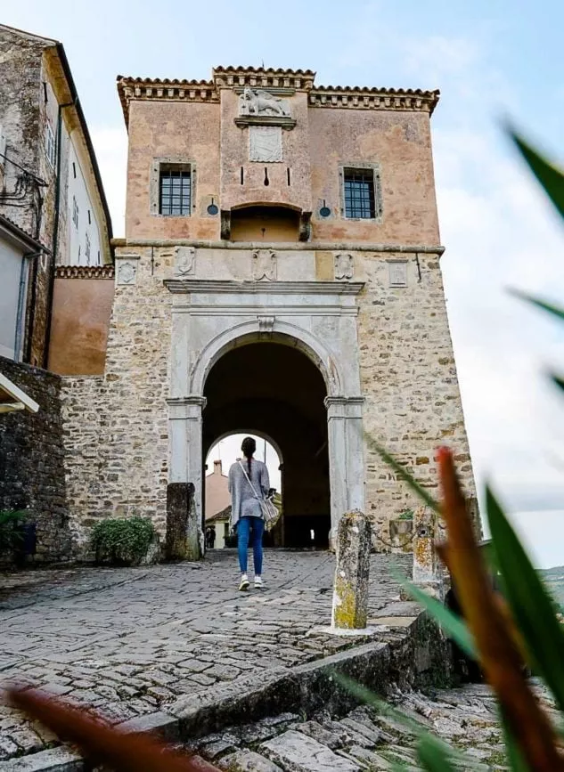istriens motovun stadttor