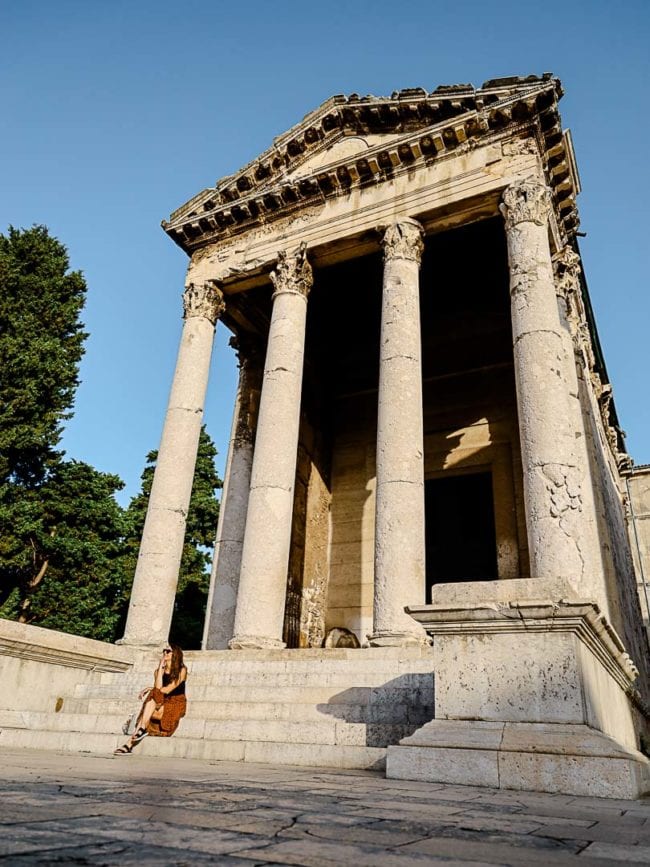 pula Augustustempel außen