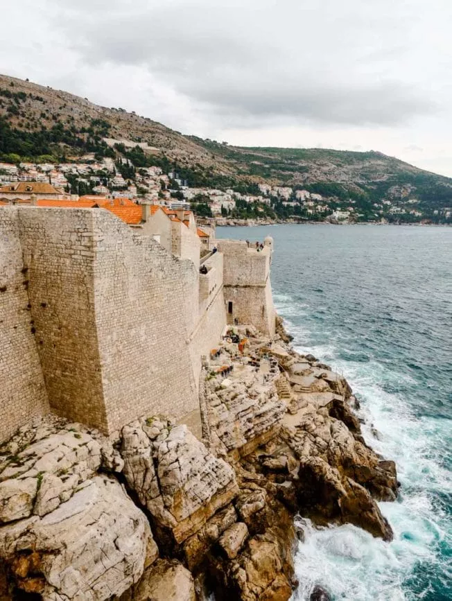 dubrovnik stadtmauer blick kueste
