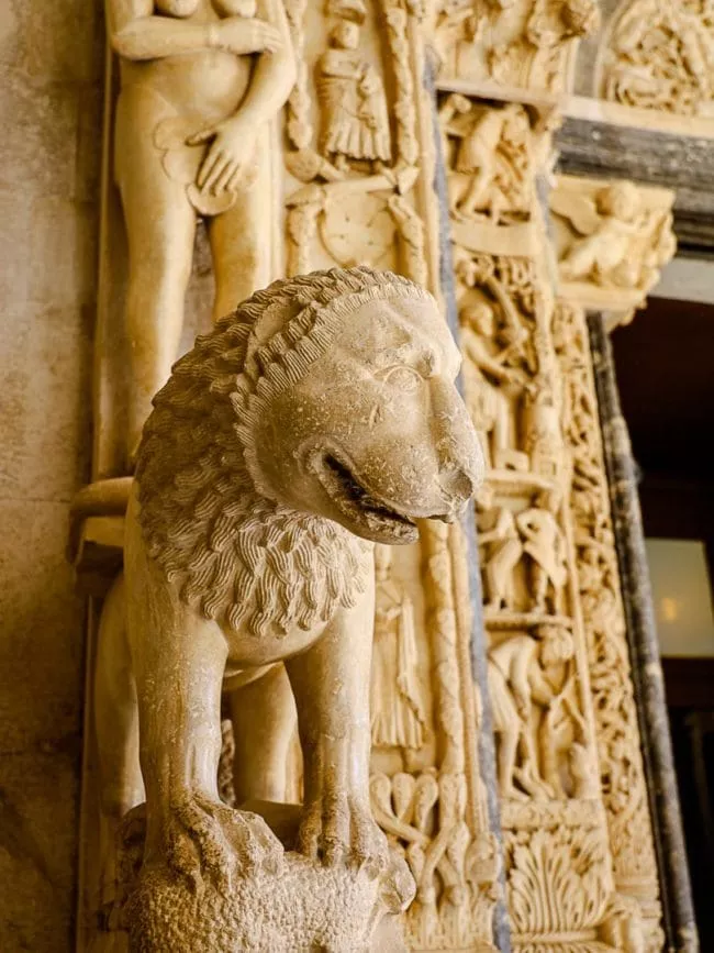 Trogir kirche statue