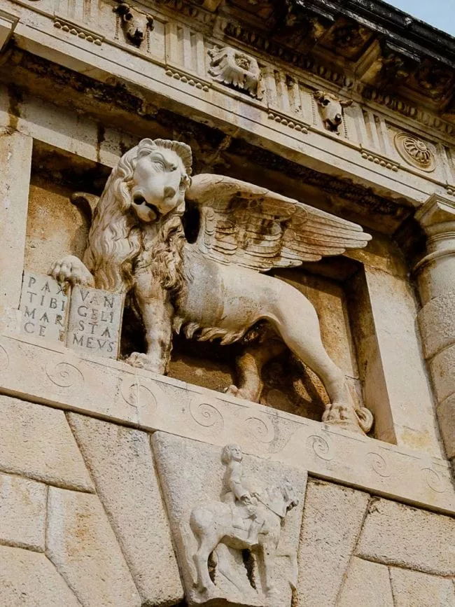 zadar altes stadttor venezianischer loewe