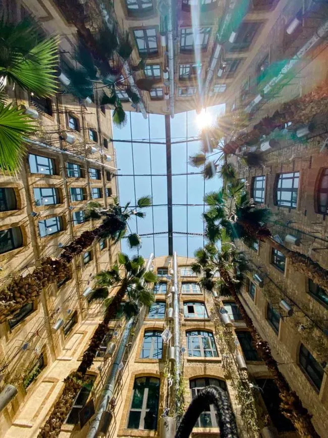 MarseilleLes Docks Village innenhof