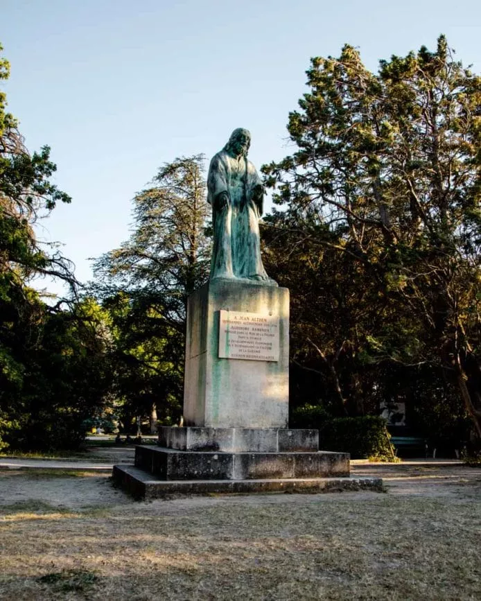 avignon rocher des doms statue