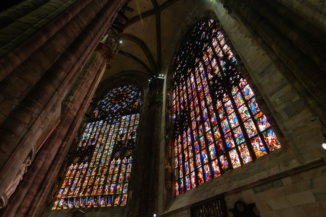 mailänder dom innen Buntglasfenster