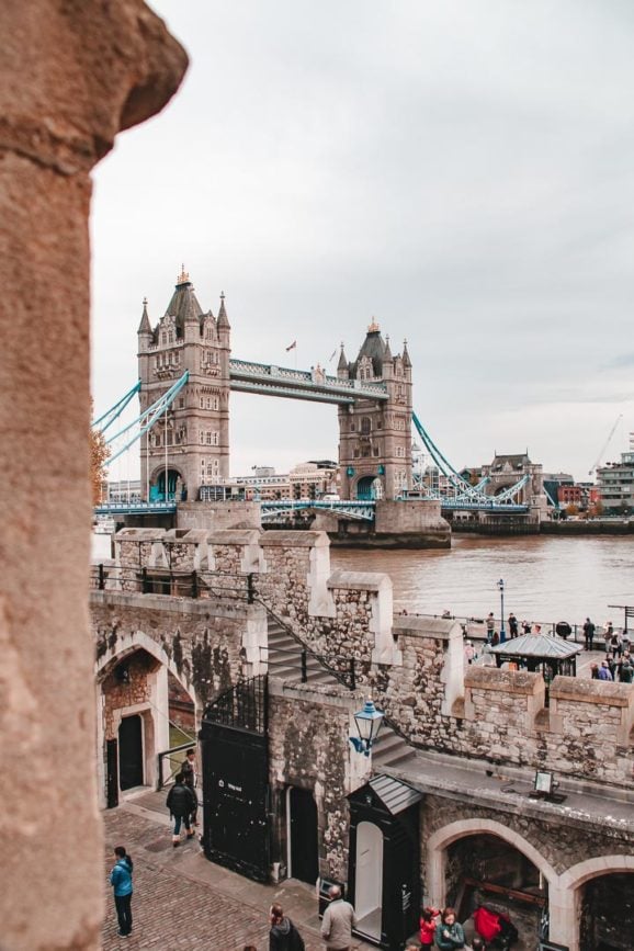 tower of london aussicht vom aeusseren mauerbereich