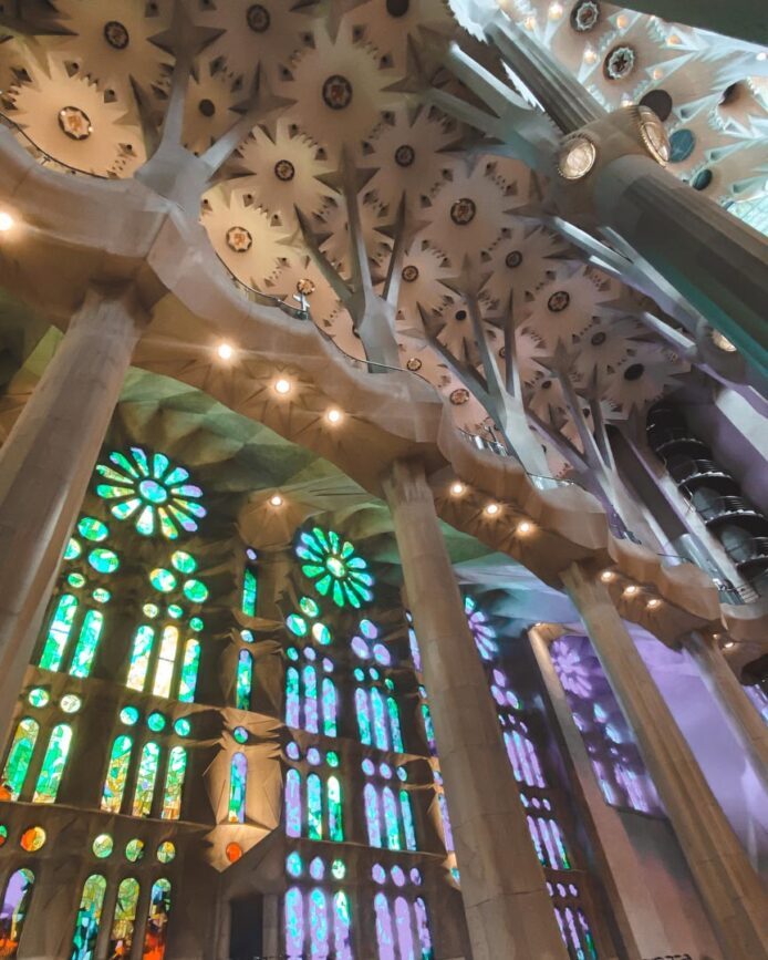 barcelona sagrada familia bunte fenster