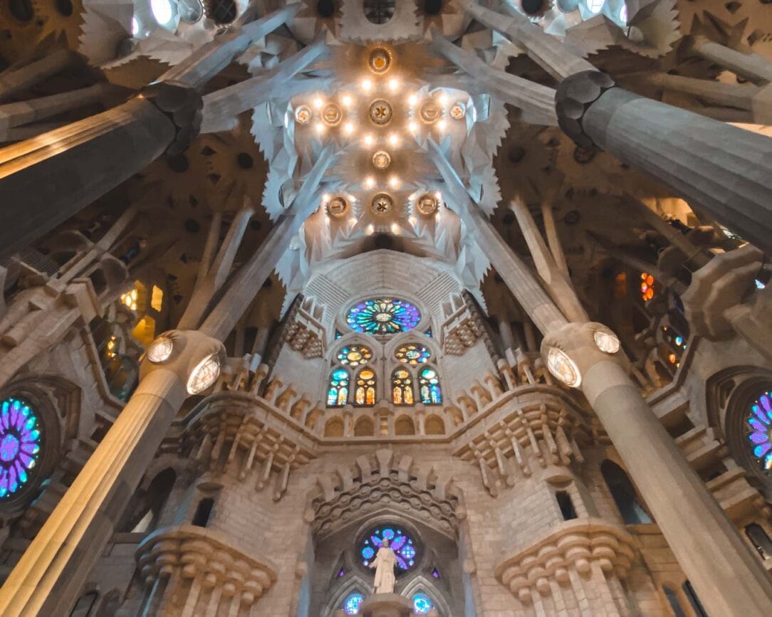 barcelona sagrada familia innenraum