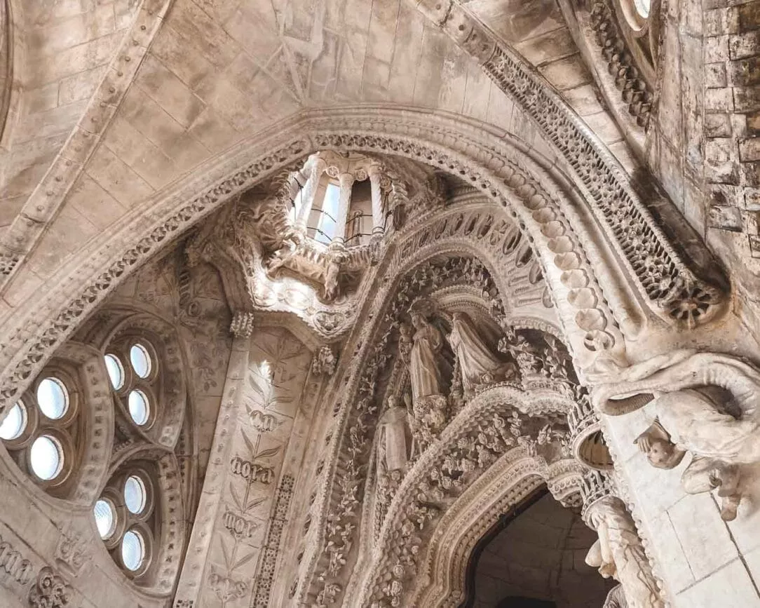 barcelona sagrada familia rosenkranz kreuzgang