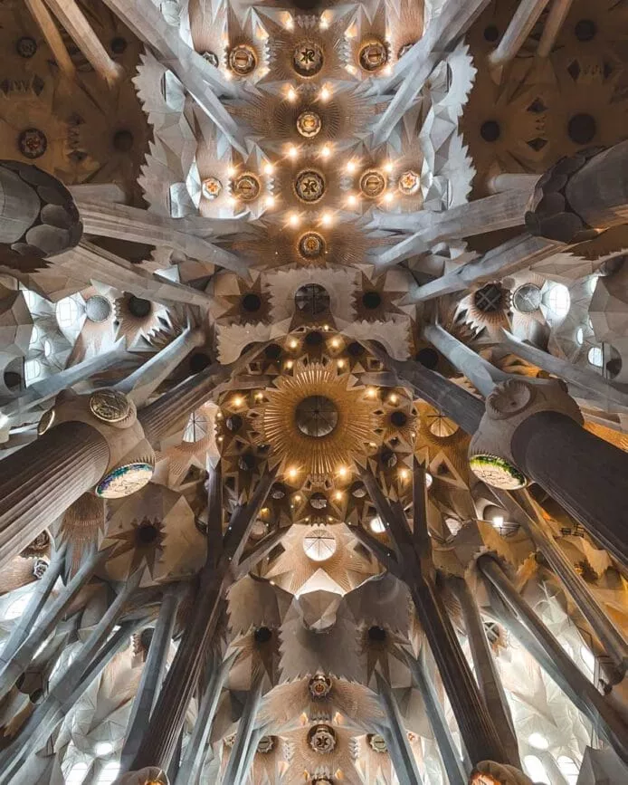 barcelona sagrada familia saeulen innenraum