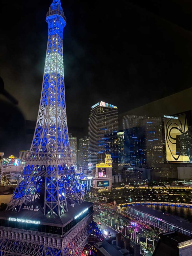 ausblick vom zimmer auf eiffelturm bei nacht paris hotel las vegas Ausblick vom Zimmer auf Eiffelturm bei Nacht, Paris Hotel Las Vegas