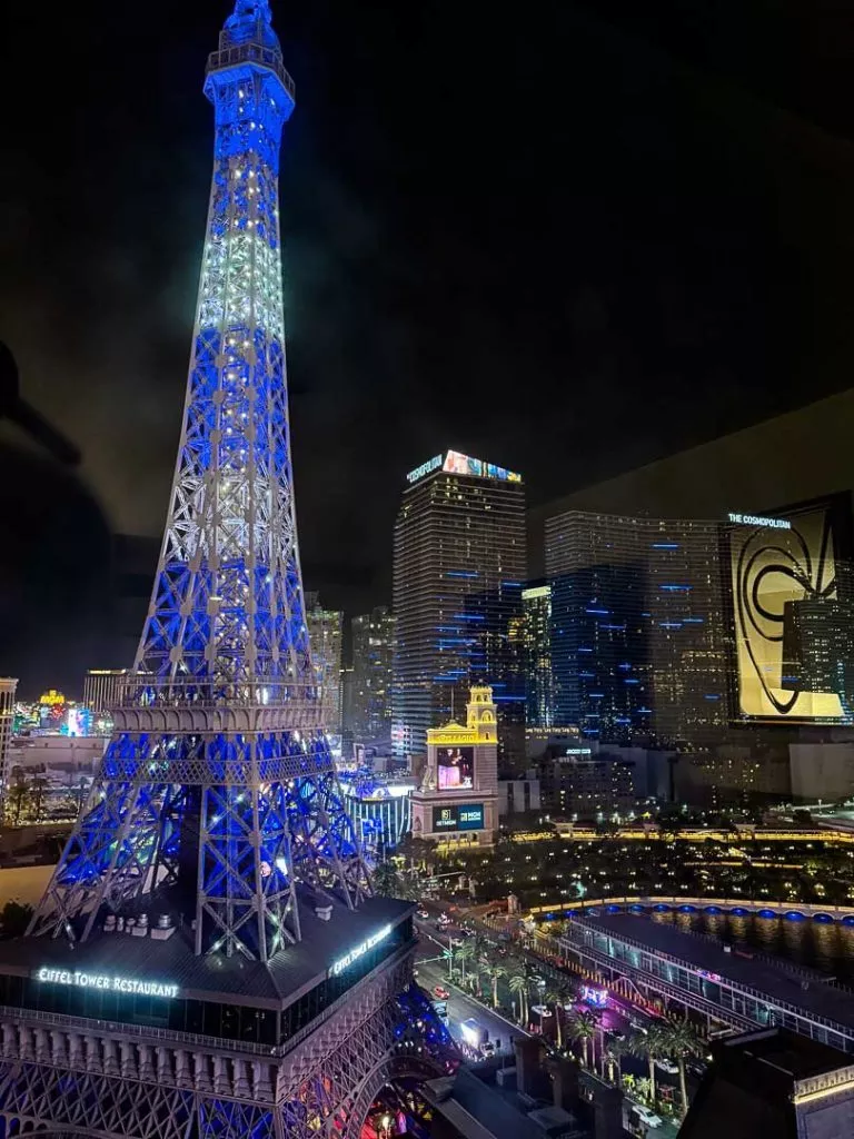 Ausblick vom Zimmer auf Eiffelturm bei Nacht, Paris Hotel Las Vegas