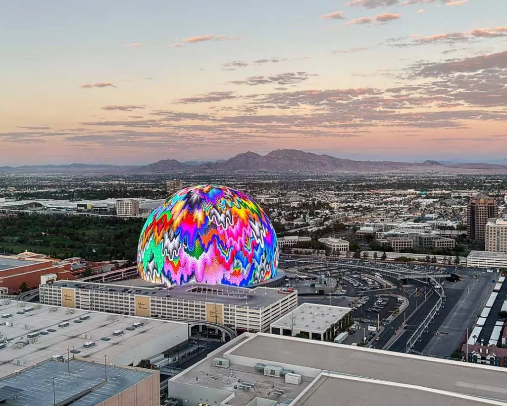 Blick auf The Sphere beleuchtete Kugel in Las Vegas von Riesenrad