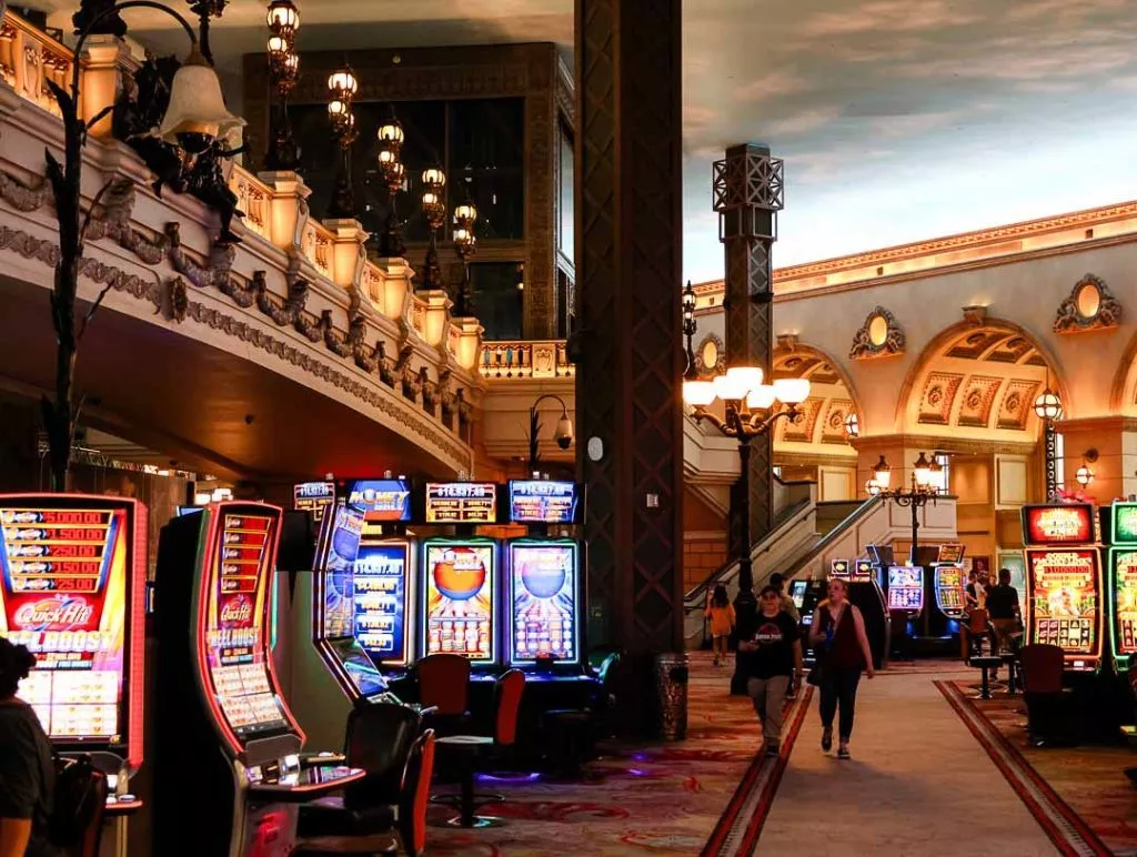 Casinobereich im Paris Hotel in Las Vegas