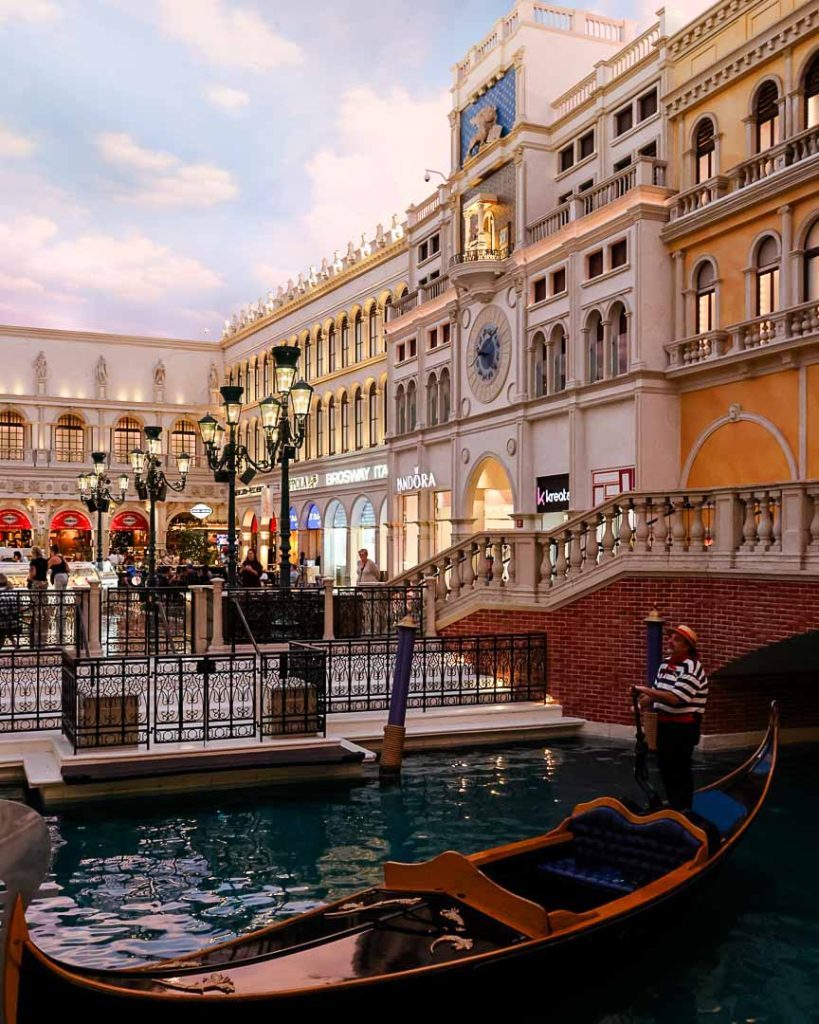 gondoliere im venetian hotel las vegas Gondoliere im Venetian Hotel, Las Vegas