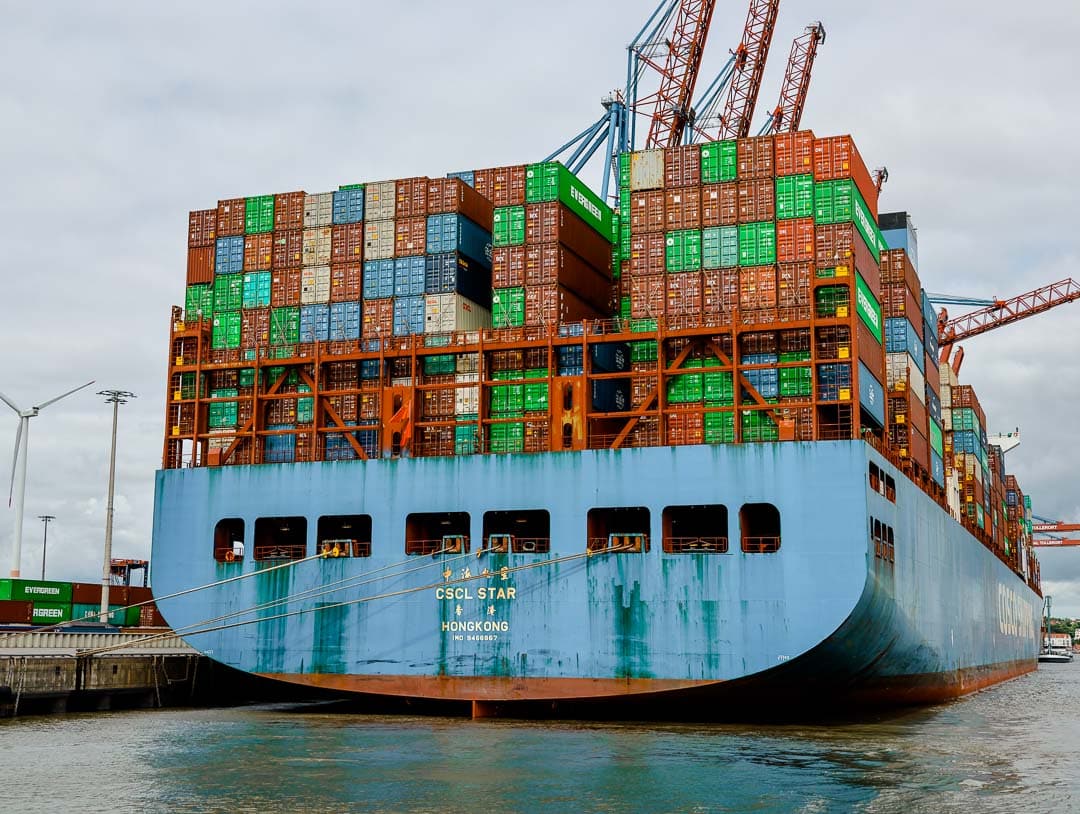 hamburg hafenrundfahrt bug großes containerschiff