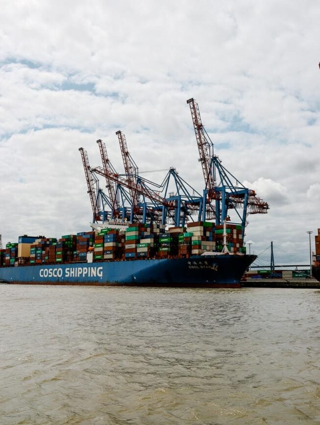 hamburg hafenrundfahrt großes containerschiff 2