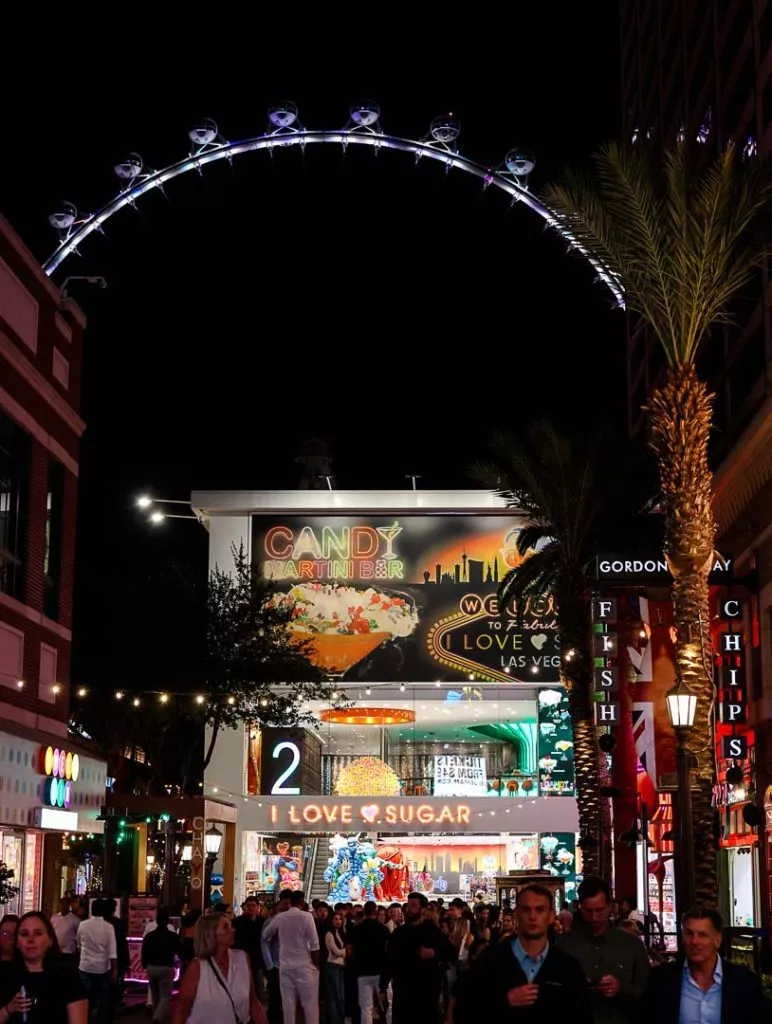 Linq Promenade bei Nacht mit beleuchtetem High Roller