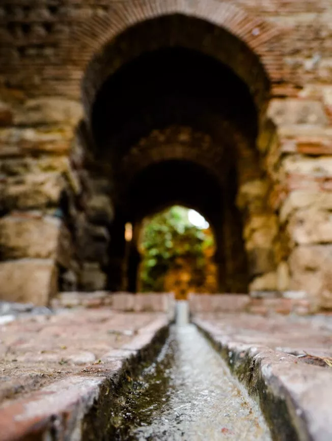 malaga alcazaba wasserrinne