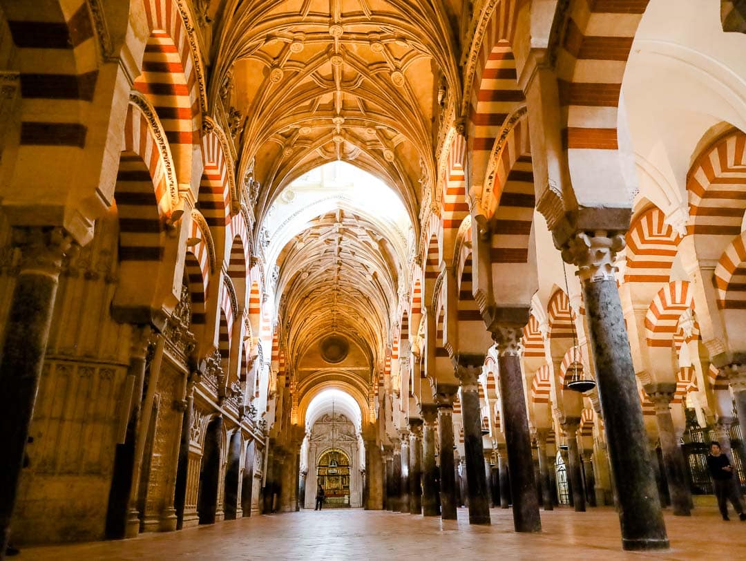 mezquita cordoba innenraum rot weisse rundboegen