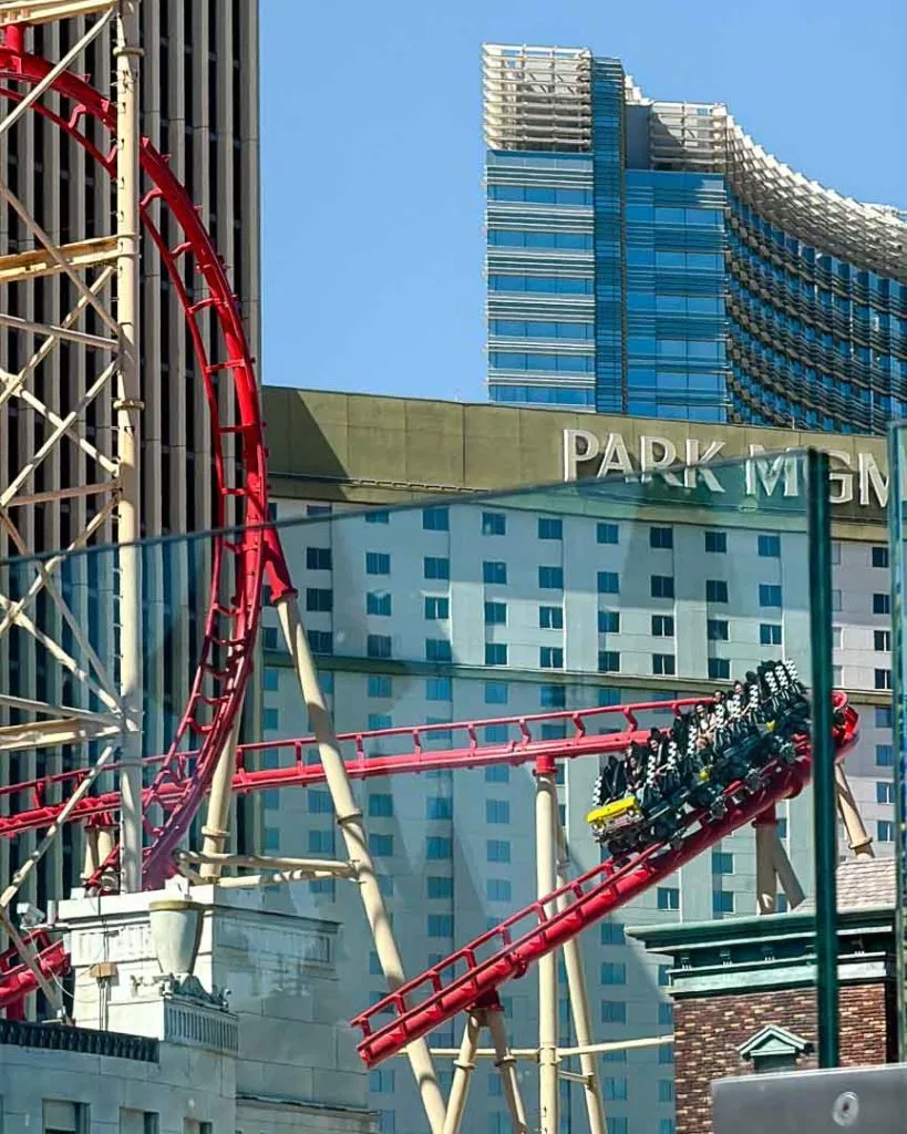 New York New York Hotel in Las Vegas, Achterbahn außen