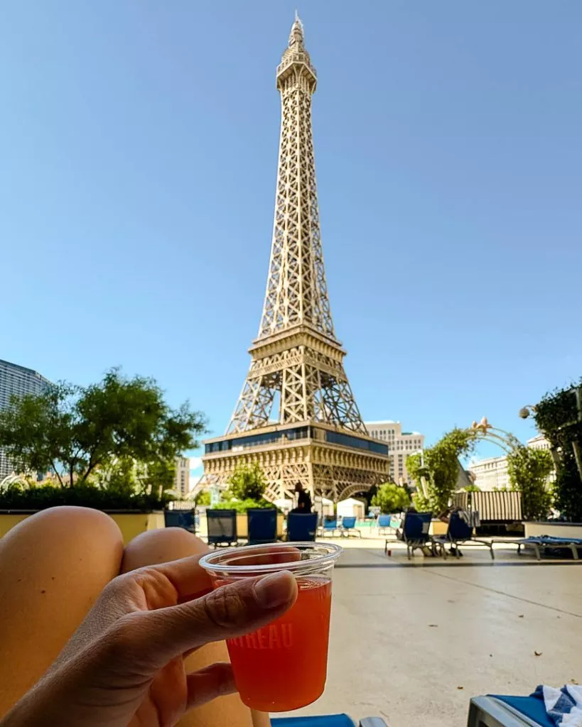 Poollandschaft im Paris Hotel, gratis Cocktail in der Hand