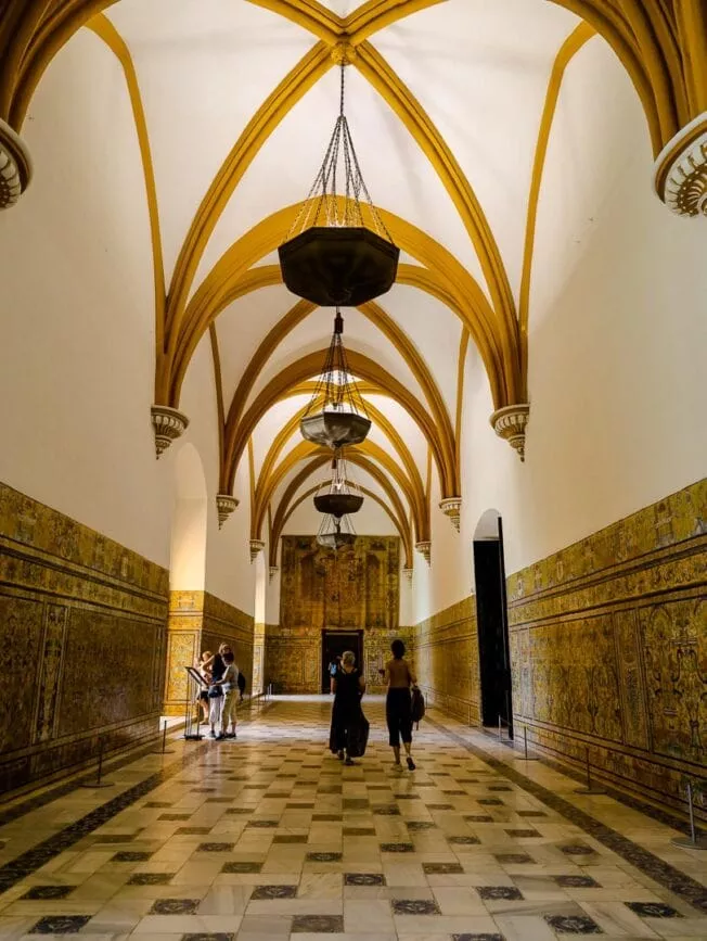 sevilla alcazar gotischer palast gang
