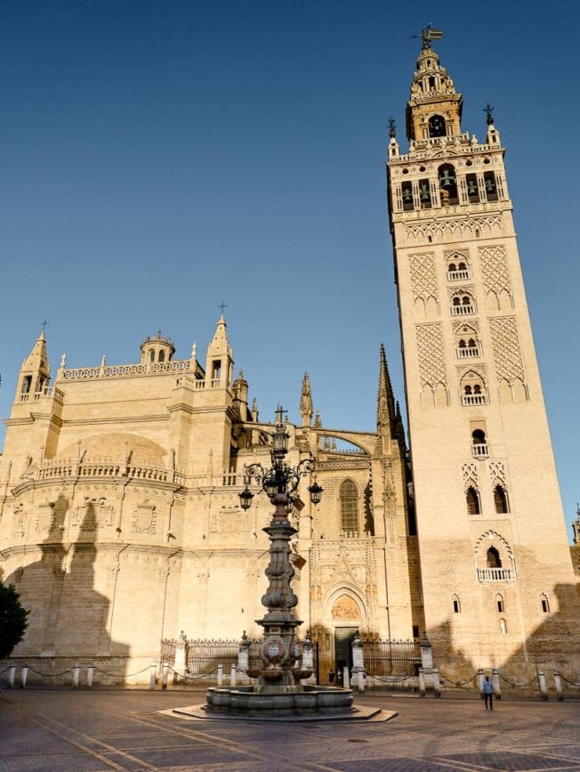 sevilla kathedrale brunnen fuente de la farola