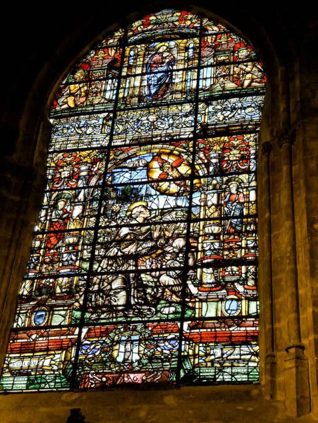 sevilla kathedrale bunte fenster