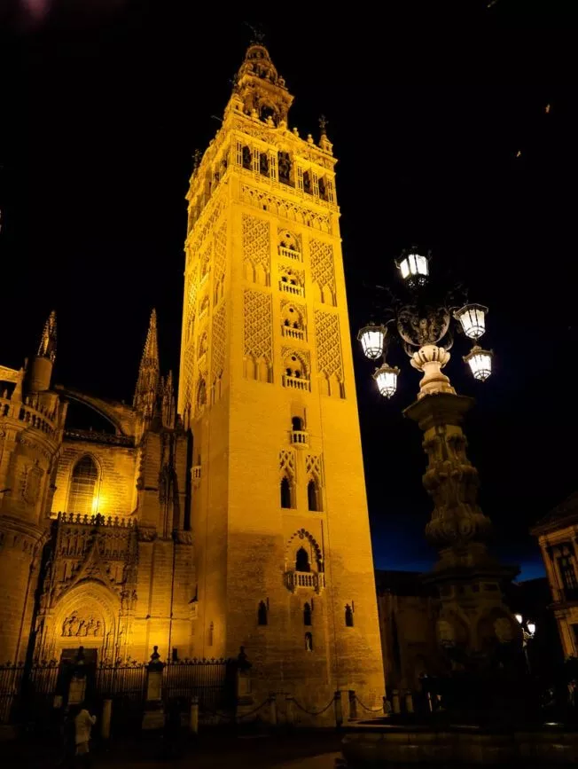 sevilla kathedrale giralda bei nacht