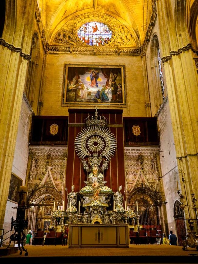sevilla kathedrale mit himmelfahrtsbild der jungfrau maria