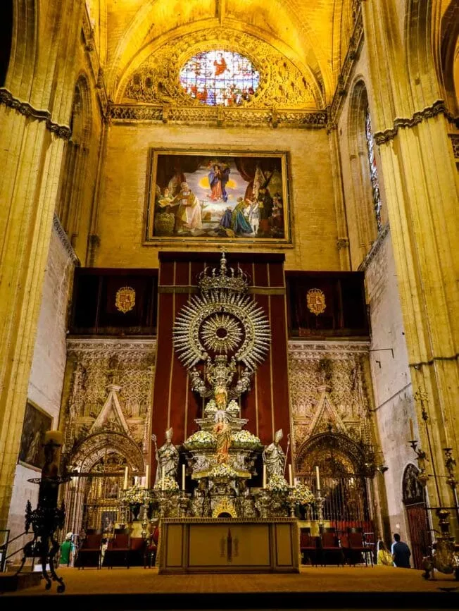 sevilla kathedrale mit himmelfahrtsbild der jungfrau maria