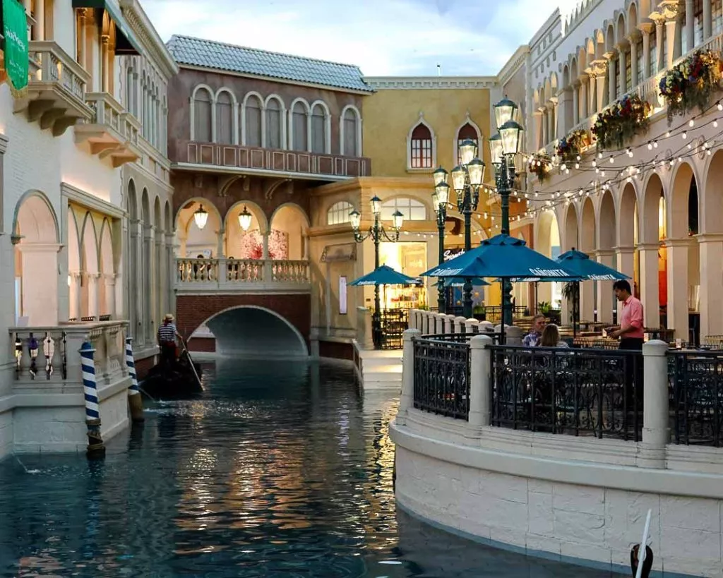 Shoppingmall mit blauem Himmel im Venetian Hotel, Las Vegas