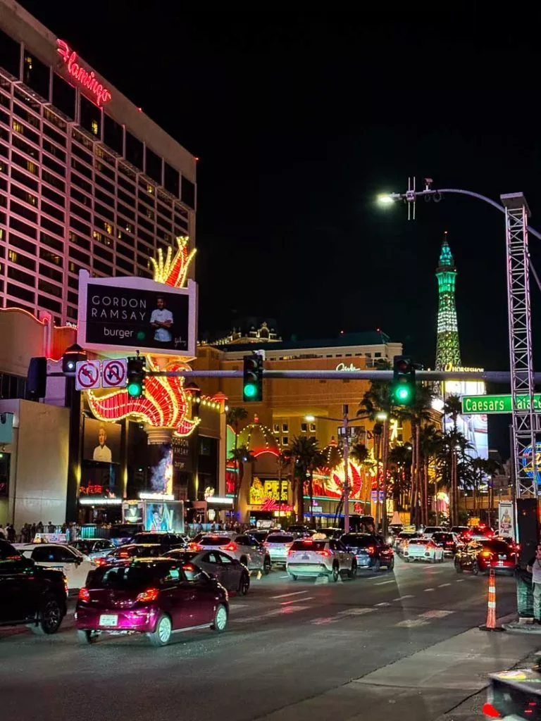 Strip bei Nacht, Leuchtreklame