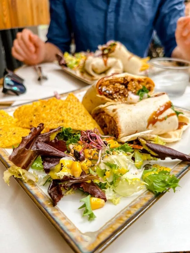 Sevilla veganes Restaurant Veganitessen in der Markthalle Mercado del Arenal